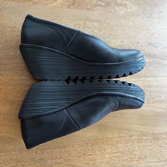 FLY London Yaz Wedge Pump, Black Mousse EUR Size 37 made in Portugal- in box - Picture 3 of 5